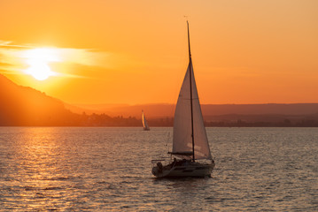 Fototapeta premium Segelschiff auf dem Bodensee bei Sonnenuntergang