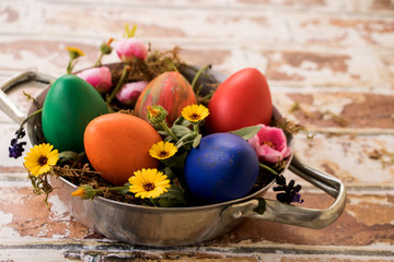 Bunte Ostereier auf einer Mauer