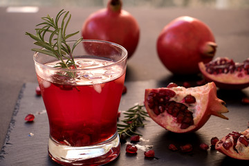 Spritziges Getränk mit Granatapfelsaft