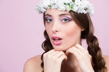 Naklejka premium young model with bright flowers on her head