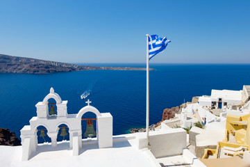 Obraz premium View on calm sea surface through traditional Greek white church arch