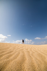 jeune femme bondissant dans les dunes