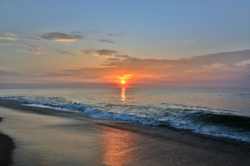 Fototapeta premium Golden Skies at Sunrise on the Beach