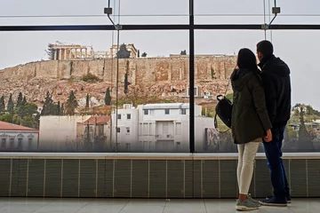 Cercles muraux Monument artistique Young couple seeing the Acropolis in Athens.