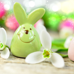 Grünes Osterhäschen aus Porzellan mit Schneeglöckchen