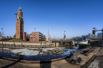 Simon-Loschen-Turm mit Schleuse im Vordergrund, Hafenanlage von  Bremen