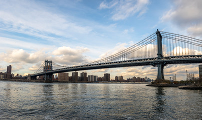 Fototapeta na wymiar Manhattan Bridge and Manhattan Skyline - New York, USA