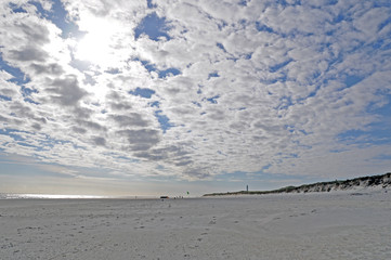 Wolkengebilde am Strand