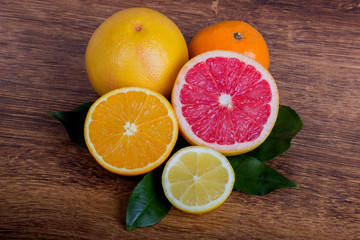 Fototapeta na wymiar citrus fruit (slice lemon, slice orange, slice grapefruit and tangerine) with leaves 