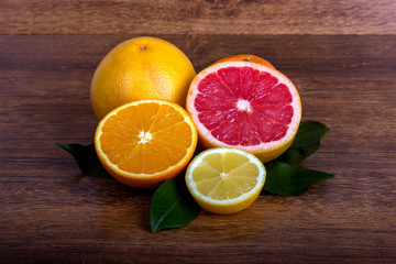 Fototapeta na wymiar citrus fruit ( lemon, orange, grapefruit and tangerine) with leaves 