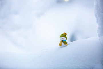 Naklejka premium Dreaming snowman in green hat.