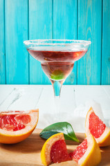 A Margarita cocktail with grapefruit juice and a grapefruit slice on the edge of the glass