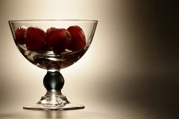 Copa de cristal elegante con uvas y fondo con sombras