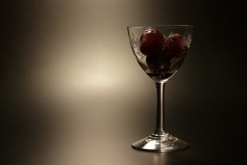 Copa de cristal con uvas elegante