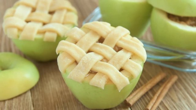 Baked green apples with cinnamone and honey