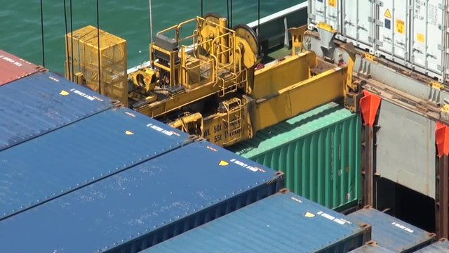 "Gantry crane", "portal cranes", "overhead crane", "bridge crane", "quay crane", portainer, "container terminal", containership, "cargo ship", "cargo boat", vessel, boat, charge, burden, transportatio