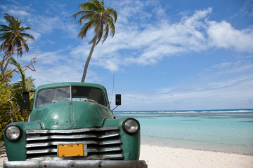 vieille voiture cubaine sur la plage
