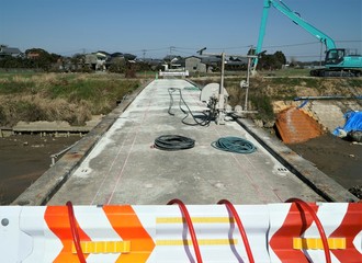 水害対策の河川拡張工事に伴い撤去される橋
