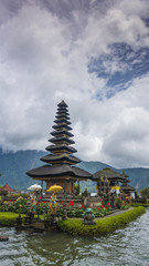 Fototapeta na wymiar Bali Lake Temple