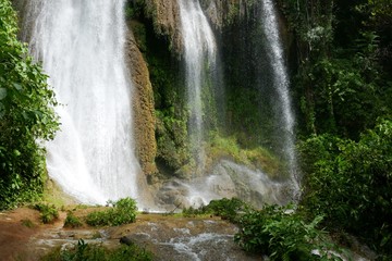 Obraz premium Wasserfälle im Dschungel