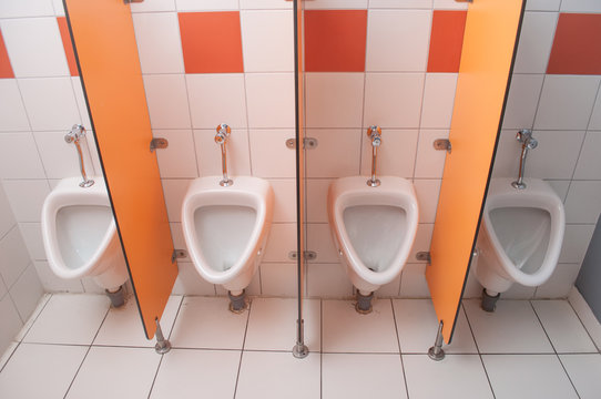 urinoir dans une &eacute;cole maternelle