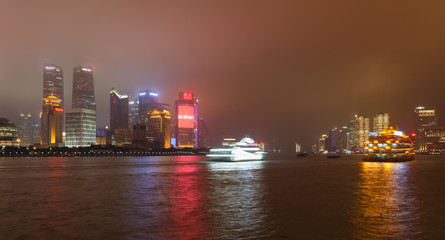 Fototapeta premium Twilight shot with the Shanghai skyline and the Huangpu river, China