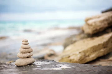 Keuken foto achterwand Stenen in het zand Zen stenen, achtergrond oceaan voor de perfecte meditatie