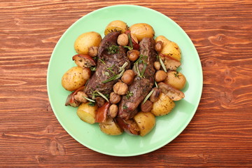 Beef roasted with potatoes, chestnuts, apples