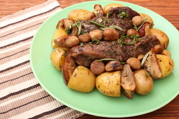 Beef roasted with potatoes, chestnuts, apples
