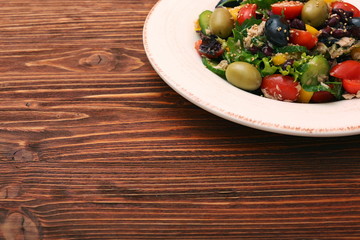 Tuna salad with cherry tomatoes, beans and olives