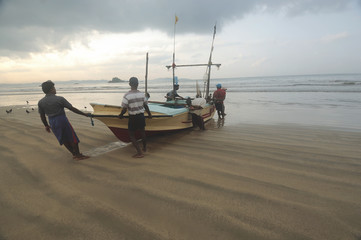coming boat form the sea