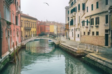 Fototapeta na wymiar Foggy day in Venice