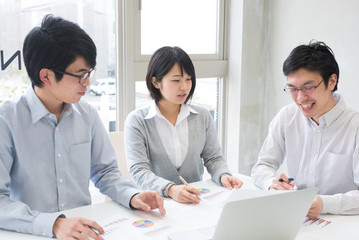 ビジネスシーン ミーティング