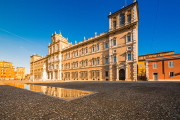Obraz premium water in front of Royal palace