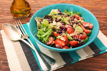Tuna salad with beans, tomatoes and cucumber