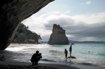 Poster fotografiando en Cathedral Cove en Nueva Zelanda © inma