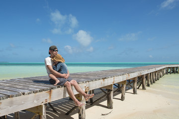 疲れてしまった子供を抱くお父さん