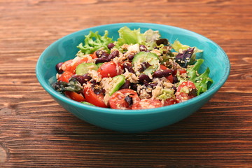 Tuna salad with beans, tomatoes and cucumber