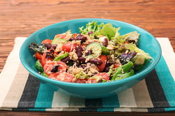 Tuna salad with beans, tomatoes and cucumber