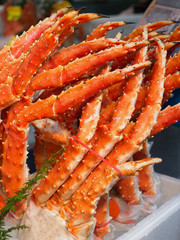 店頭に並んだ茹でガニ　