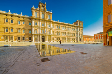 Fototapeta na wymiar water in front of Royal palace