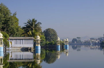 Fototapeta premium Beautiful landscape of the city on water in India Udaipur 