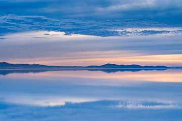 Sonnenaufgang über der Salzwüste Salar de Uyuni, Bolivien