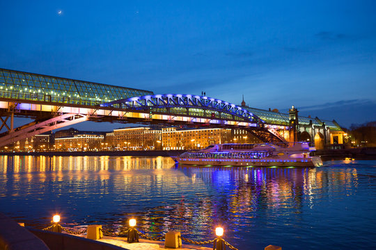 Москва. Пешеходный мост  через Москва-реку вечером.