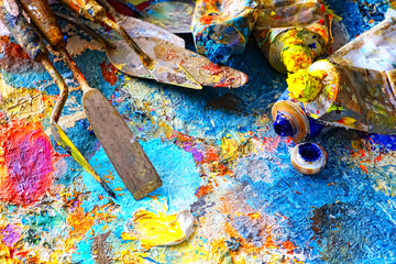 Naklejka premium Paints and brushes,lying on painted background
