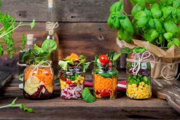 Foto auf Acrylglas Buffet, Bar Salat im Glas - Shaking Salad - Trend Essen - Fasten & Diät