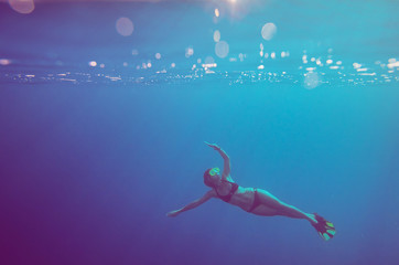 Obraz na płótnie Canvas girl dive underwater. soft focus and vintage style