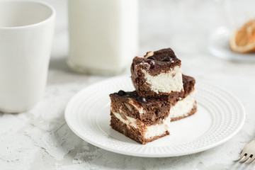 Dessert brownie-cheesecake with berries