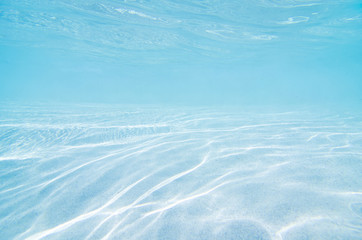 Unterwasserhintergrund mit sandigem Meeresgrund © elovich