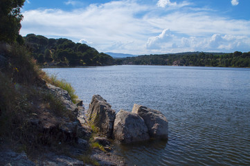 Fototapeta premium Rocas a la orilla del lago